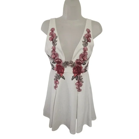 L'ATISTE BY AMY White Floral Embroidered Deep V Neck Fit Flare Dress - Picture 2 of 7